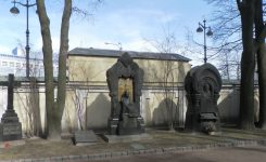 チフヴィン墓地とラザレフ墓地